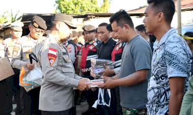 Polri-Peduli,-Kapolda-NTT-Salurkan-Bantuan-untuk-9-Keluarga-TNI-AD-Terdampak-Kebakaran-Asrama-Kuanino