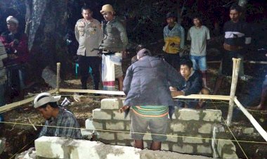 Wujud-Empati-dan-Solidaritas,-Kapolres-Sumba-Barat-Layat-dan-Beri-Bantuan-Material-untuk-Keluarga-Almarhum-Marselinus-Pagegi