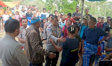 Wujud-Empati-dan-Kemanusiaan,-Kabid-TIK-Polda-NTT-Bersama-Kapolres-Sumba-Barat-Melayat-ke-Rumah-Duka-Almarhum-Jowa-Tana