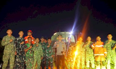 Lahan-Rumput-Pakan-Ternak-SMKN-1-Soe-Terbakar,-Kapolres-TTS-Turun-Tangan-Pimpin-Pemadaman-Bersama--Anggota-Polri-dan-TNI