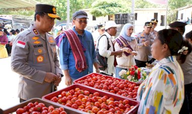 Beri-Apresiasi-Pelaku-Usaha-Lokal,-Kapolda-NTT-Borong-Produk-UMKM-Binaan-Polsek-Kualin-TTS