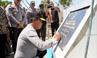 Disambut-Tangis-Haru-Masyarakat-Desa-Benu-Takari,-Kapolda-NTT-Resmikan-Sumur-Bor-di-Desa-Benu