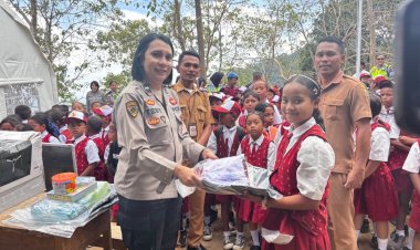 Personel-Polres-Manggarai-Turun-Langsung-Beri-Trauma-Healing-dan-Bantuan-Pendidikan-Pasca-Gempa-di-SDK-Gapong