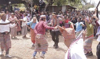 Polda-NTT-Apresiasi-Pelestarian-Budaya-di-Belu,-Syukuran-Rumah-Adat-Suku-Slakwain-Jadi-Simbol-Pemersatu-Community