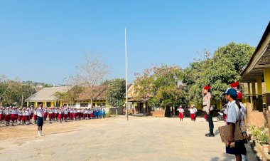 Polisi-Pimpin-Upacara-di-Sekolah-Kristen-Tunas-Mandiri-Kupang,-Polda-NTT-Ajak-Pelajar-Hentikan-Perundungan
