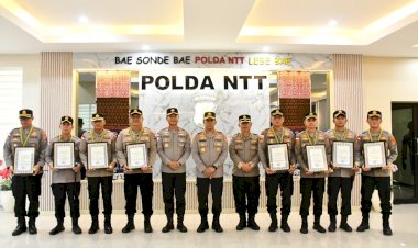 Kalemdiklat-Polri-Komjen-Pol.-Rudi-Darmoko-Berikan-Penghargaan-kepada-Delapan-Kapolres-Jajaran-Polda-NTT