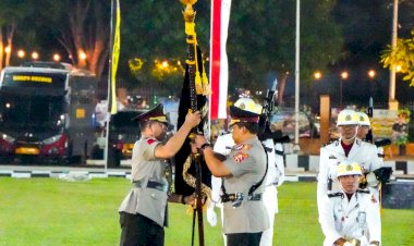 Penyerahan-Pataka-Catya-Turangga-Wira-Sakti-Tandai-Pergantian-Kepemimpinan-Polda-NTT-dari-Komjen-Pol.-Dr.-Rudi-Darmoko,-S.I.K.,-M.Si.-kepada-Irjen-Pol.-Reza-Arief-Dewanto,-S.I.K.