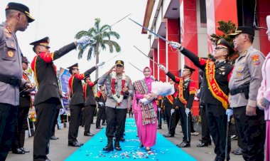 Haru-dan-Penuh-Makna,-Tradisi-Pelepasan-Komjen-Pol.-Rudi-Darmoko-di-Mapolda-NTT-Diiringi-Pesan:-Teruslah-Menjadi-Inspirasi-dan-Teladan