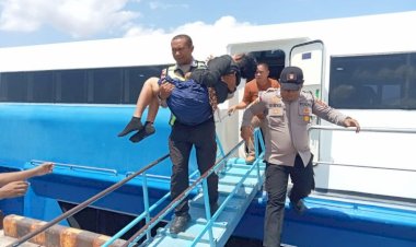 Tanpa-Diminta,-Bripka-Fransiskus-Fongo-Gendong-Ibu-Penderita-Stroke-Turun-dari-Kapal,-Wujud-Nyata-Polisi-Humanis-di-Rote-Ndao