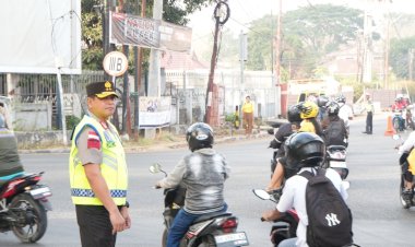 Tak-Hanya-Memberi-Arahan,-Kapolda-dan-Wakapolda-NTT-Turun-Langsung-Atur-Lalu-Lintas-di-Jam-Sibuk-Pagi