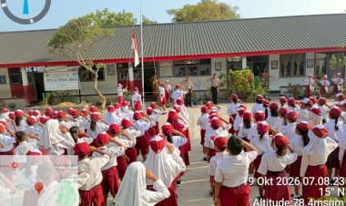 Polisi-Hadir-di-SDI-Osmok-Kupang,-Polda-NTT-Tanamkan-Nilai-Kebangsaan-dan-Karakter-Pelajar-Sejak-Dini