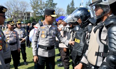 Wakapolda-NTT-Brigjen-Pol.-Faizal-Bersama-Irwasda-dan-PJU-Cek-Kesiapan-Anggota-dan-Peralatan-Operasional-dalam-Apel-Siaga-Kamtibmas