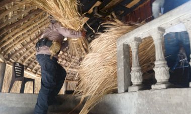 Merawat-Tradisi,-Menguatkan-Persaudaraan:-Polisi-dan-Warga-Atap-Rumah-Adat-Manehitus