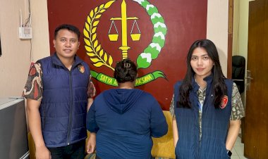 Ditreskrimsus-Polda-NTT-Serahkan-Dua-Tersangka-Kasus-Dugaan-Fidusia-ke-Kejari-Kota-Kupang,-Kerugian-Capai-Rp41-Juta