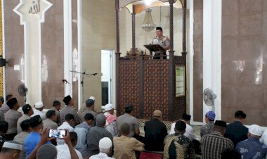Kapolda-NTT-Gelar-Jumat-Keliling,-Sapa-Masyarakat,-Sampaikan-Pesan-Kamtibmas-dan-Bagikan-Jumat-Berkah