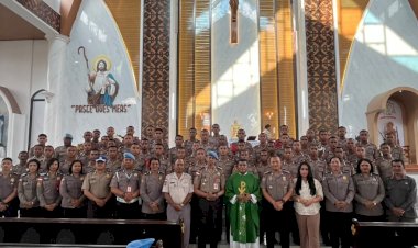 Minggu-Kasih-di-Katedral-Kristus-Raja-Kupang,-Ka-SPN-Polda-NTT-Tanamkan-Nilai-Humanis-dan-Kepedulian-kepada-Siswa-Polri