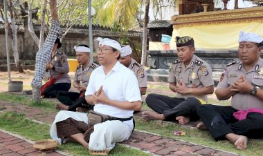 Minggu-Kasih-di-Pura-Agung-Giri-Kertha-Bhuana,-Karumkit-Bhayangkara-Polda-NTT-Ajak-Perkuat-Kerukunan-dan-Kedekatan-Polri-dengan-Masyarakat