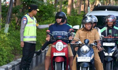 Wakapolda-NTT-Brigjen-Pol.-Faizal-Turun-Langsung-Atur-Lalu-Lintas,-Pastikan-Aktivitas-Pagi-Masyarakat-Lancar