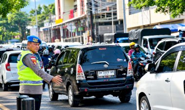 Polda-NTT-Hadirkan-Pelayanan-Pagi,-Dirlantas-dan-Kabidpropam-Turun-Langsung-Atur-Arus-Lalu-Lintas