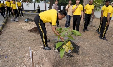 Polda-NTT-Gelar-Green-Policing,-Wakapolda-Pimpin-Penanaman-Pohon-dan-Pembersihan-Lingkungan-di-Kota-Kupang