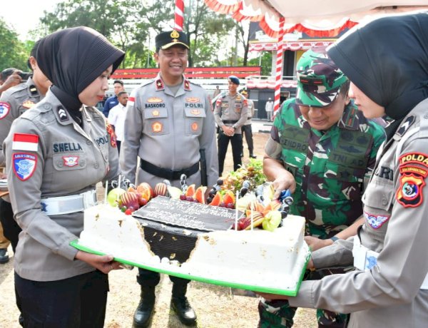Wakapolda NTT Berikan Kejutan Ulang Tahun untuk Danrem 161/Wira Sakti, Wujud Sinergitas TNI-Polri di NTT