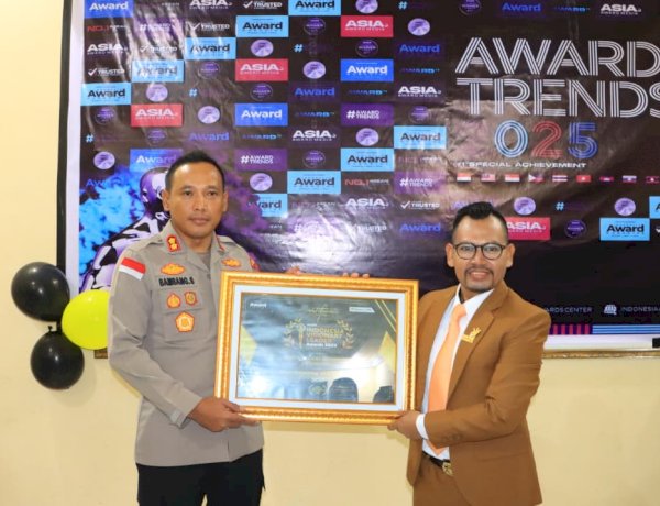 Seminar Nasional Peringati Hari Pahlawan 2025, Kapolres Sikka Terima Penghargaan Best Inspiring and Visionary dari Indonesia Visionary Leader