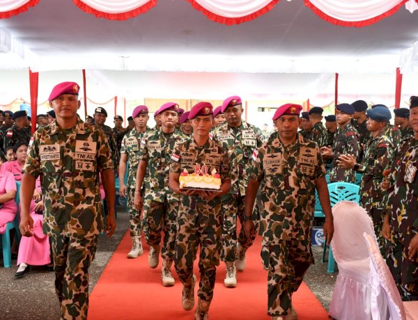 Brimob Polda NTT Dapat Kejutan Kue Ulang Tahun dari Korps Marinir di HUT ke-80