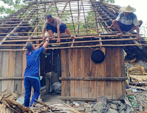 Kapolsek Lobalain dan Personel Turun Tangan Bantu Renovasi Rumah Warga, Kapolda NTT Apresiasi Aksi Nyata di Tengah Masyarakat