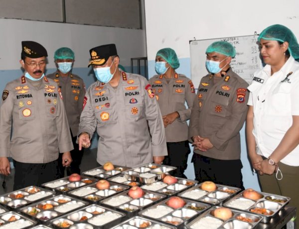Dukung Ketahanan Gizi, Wakapolri Salurkan Bansos dan Tinjau SPPG Polri di Kupang