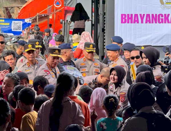 Kapolri Tinjau Posko Pengungsian di Aceh Tamiang, Salurkan Bantuan ke Korban Bencana