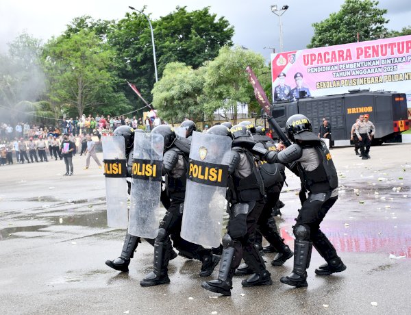 Peragaan Pengamanan Unjuk Rasa Bintara Remaja Polri Angkatan 53 Pukau Hadirin di SPN Polda NTT