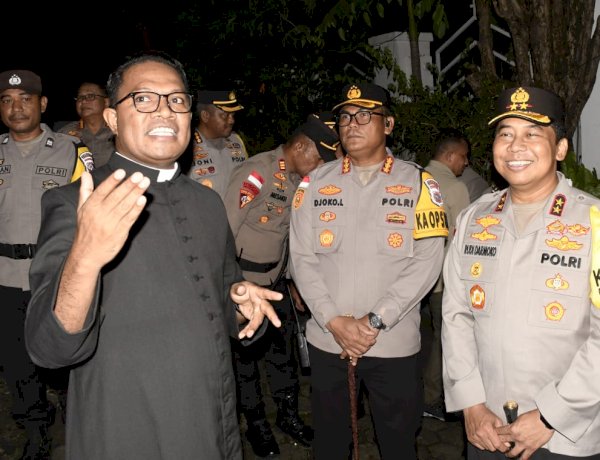 Keamanan Ibadah Malam Natal Terjaga, Kapolda NTT Bersama Forkopimda Tinjau Pos Pengamanan di Gereja Katedral