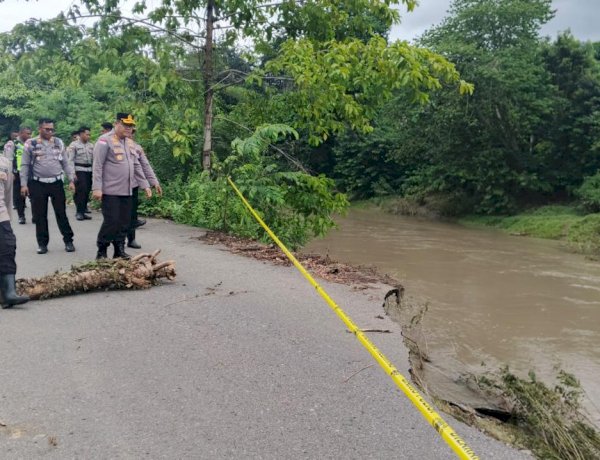 Polda NTT Tanggap Bencana, Kapolres Ende Tinjau Langsung Jalan Trans Utara yang Runtuh di Wewaria
