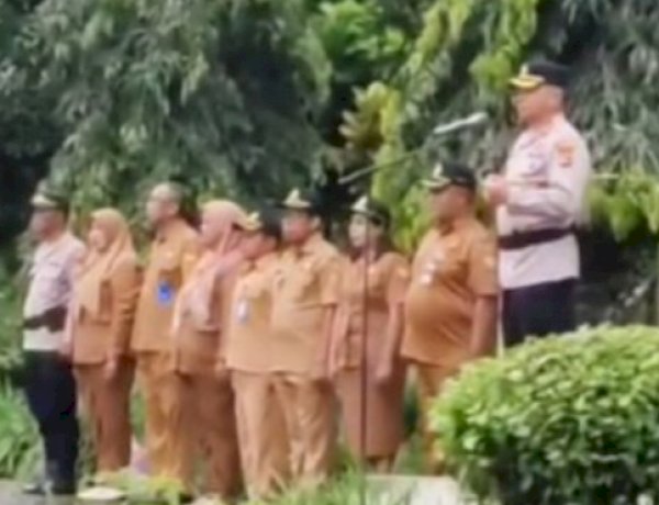 Dari Topi hingga Merah Putih, Kapolres Sumba Barat Tanamkan Semangat Cinta Tanah Air di SMKN 1 Loli