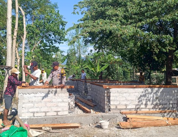 Bhabinkamtibmas Pantau Progres Rumah Layak Huni Program Kapolda NTT di Manggarai Timur