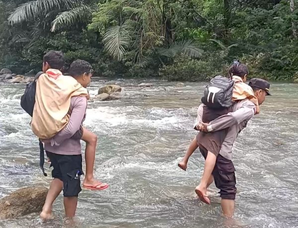 Aksi Heroik Polisi Jadi Jembatan Hidup bagi Pelajar di Arus Deras Manggarai Barat