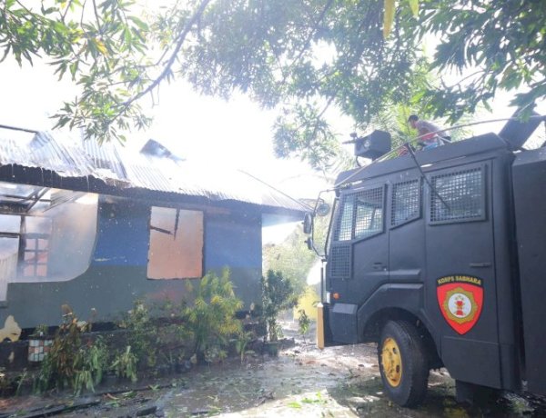 Respons Cepat Polres Alor Bantu Padamkan Kebakaran Rumah Warga di Kalabahi Kota