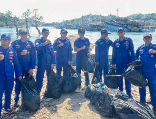 Tindak Lanjut Arahan Presiden RI, Ditpolairud Polda NTT Gelar Aksi Bersih Pantai di Pulau Monyet Labuan Bajo