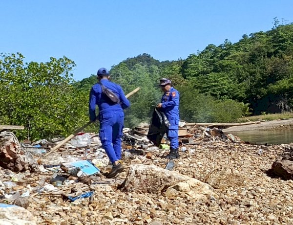 Polda NTT Bersama Polres Manggarai Barat Gelar Aksi Bersih Pantai Pulau Monyet, Kapolres: Jaga Ikon Pariwisata Labuan Bajo