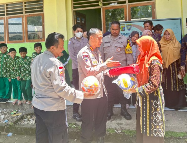 Polda NTT Salurkan Bantuan Pendidikan dan Olahraga untuk Siswa Kurang Mampu di MI Al-Anshor Alak