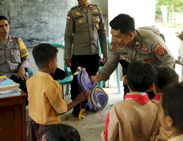 Polri Peduli Pendidikan: Kapolres Manggarai Barat Serahkan Bantuan Perlengkapan Sekolah untuk Siswa TRK Lobohusu
