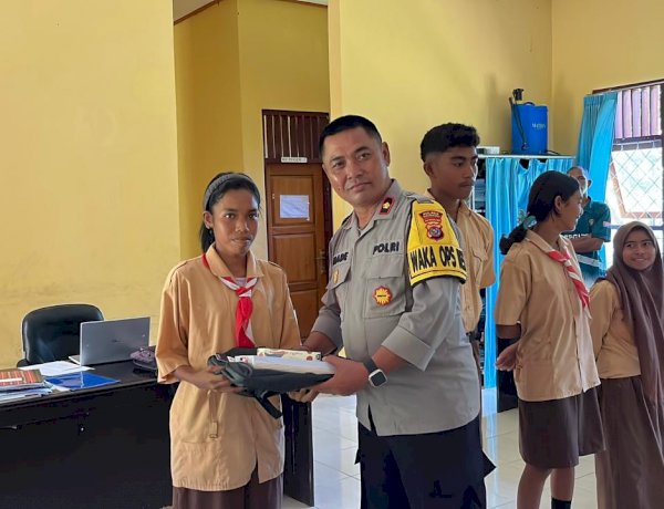 Kapolda NTT Apresiasi Polres Nagekeo Beri Bantuan Perlengkapan Sekolah untuk Siswa Kurang Mampu di SMAN 3 Aesesa
