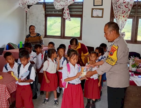 Polres Sumba Timur Peduli Pendidikan, Bagikan Alat Tulis untuk Siswa SD Inpres Tanjung Ngunju