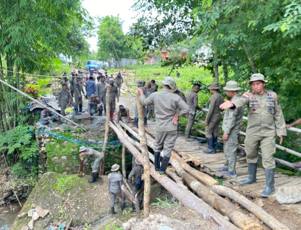 Wujud Nyata Kepedulian Polri untuk Masyarakat, Satuan Brimob Polda NTT Bangun Jembatan Sementara di Desa Weaituan
