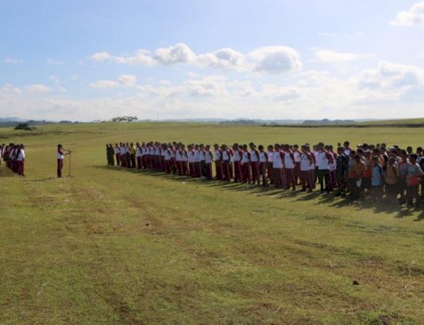 Polres Sumba Barat Bersama TNI dan Masyarakat Kerja Bakti Bersihkan Arena Pasola Hobakala
