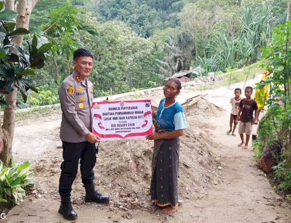 Kapolda NTT Serahkan Bantuan Pembangunan Dua Rumah Layak Huni di Manggarai