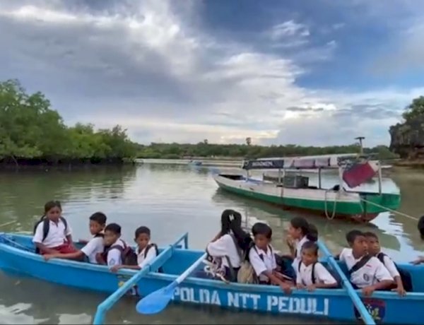 Kapolda NTT Serahkan Bantuan 2 Unit Perahu Sampan untuk Dukung Akses Pendidikan Siswa Dusun Airani