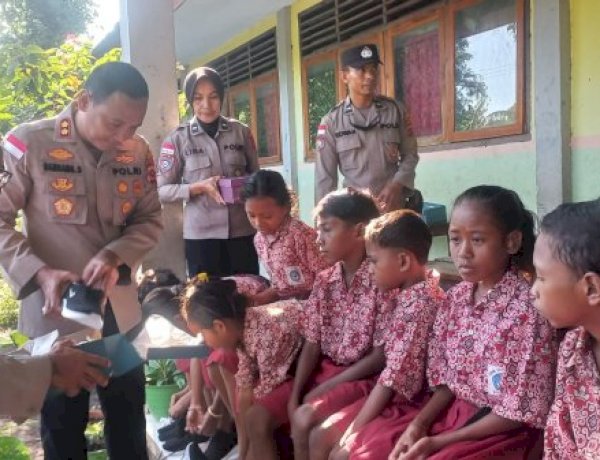 Kapolres Sikka Tebar Kepedulian di SDK Likot, Sepatu Baru untuk Langkah Besar Generasi Muda