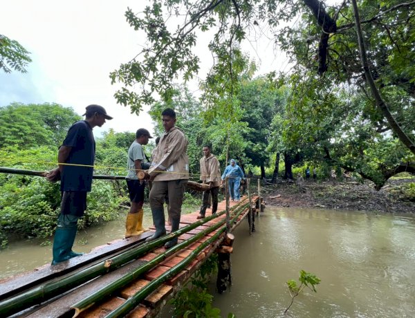 Kapolda NTT Dukung Aksi Brimob Bangun Jembatan Sementara di Rote Barat Laut