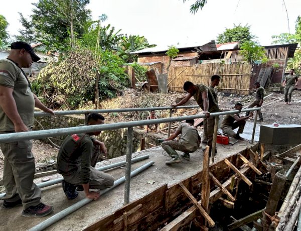 Kombes Pol Afrizal Asri Tegaskan Komitmen Brimob Polda NTT Bangun Jembatan Penghubung di Desa Lipa